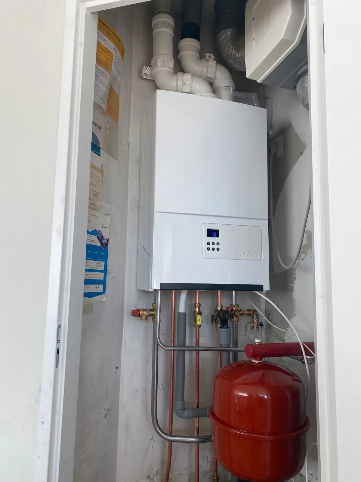 Cv-ketel in de kast met expansievat en nieuwe leidingen