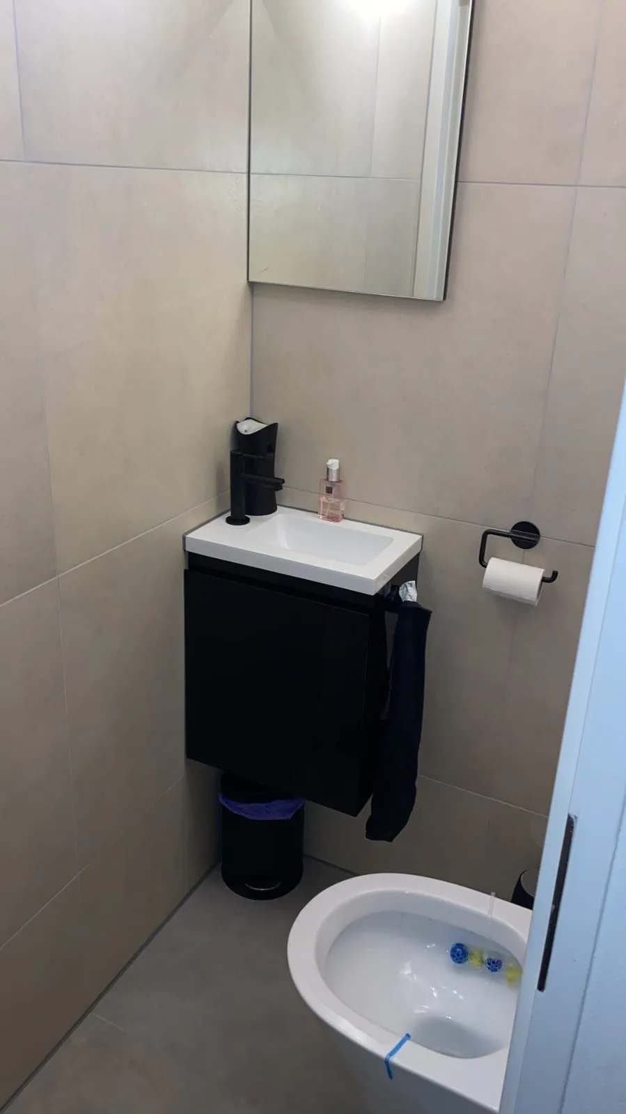 Fontein met zwart kastje en zwarte kraan in het toilet