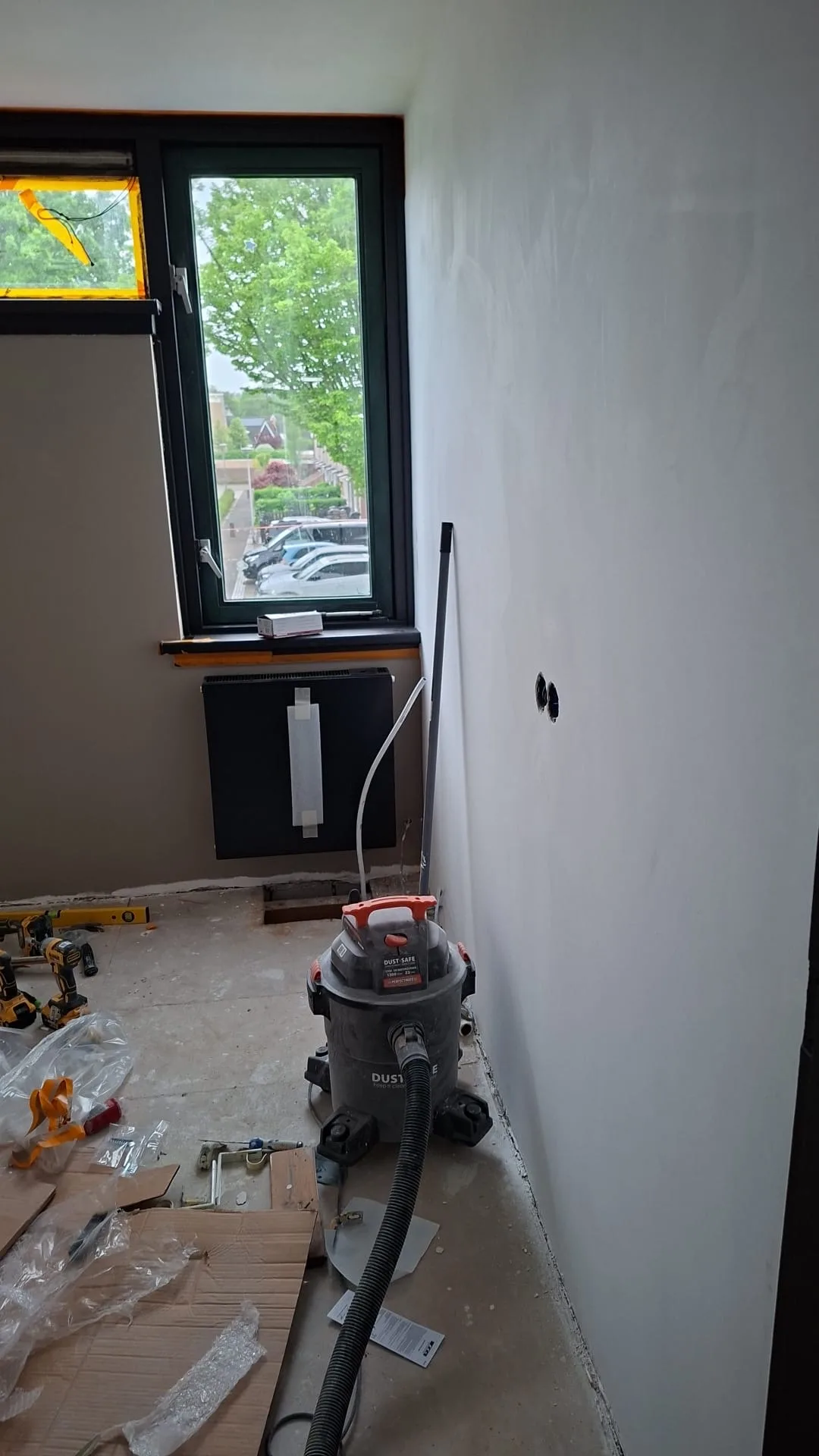 Badkamer tijdens de verbouwing, leidingen liggen klaar in de wand