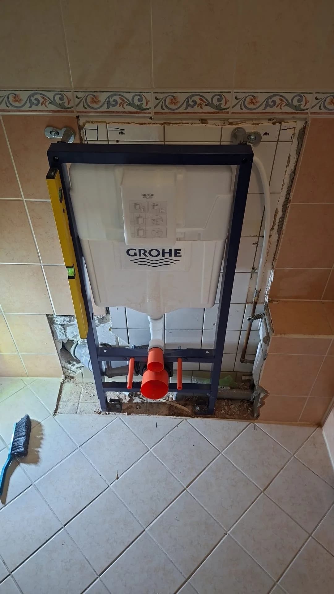 Grohe inbouwreservoir tijdens de montage, met de afvoer nog open